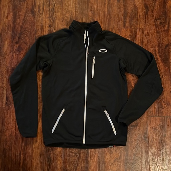 Oakley Tops - Oakley sweatshirt
